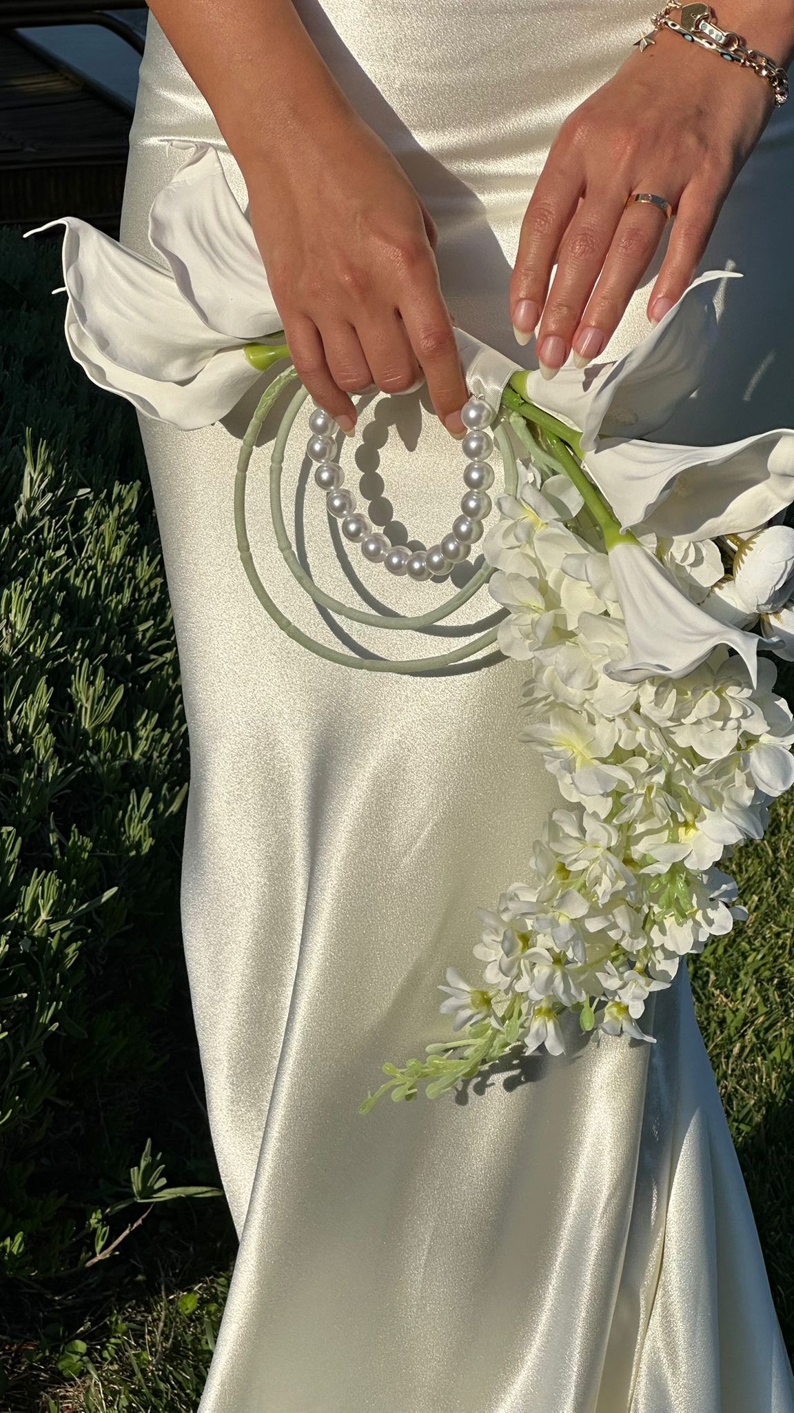 Gala Çiçeği ve Delphinium Gelin Buketi