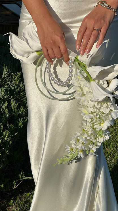 Gala Çiçeği ve Delphinium Gelin Buketi
